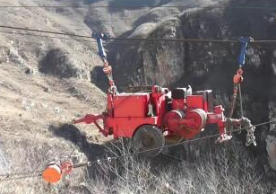 三臺手拉葫蘆可在山區(qū)進行“高空吊車”