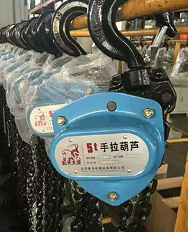 鑄造廠造型機(jī)組裝手拉葫蘆起吊零部件