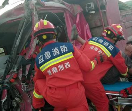 司機(jī)被困大卡車，消防員用手拉葫蘆等工具救援